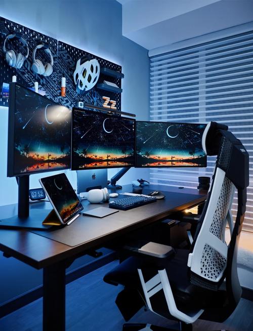 如何设置三台电脑显示器实现一机三屏显示?