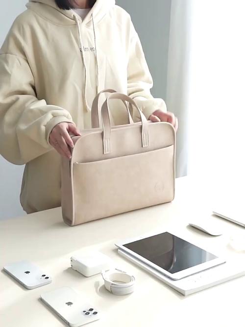 笔记本装电脑包应该哪头在里,毕竟拎着得有一头朝下