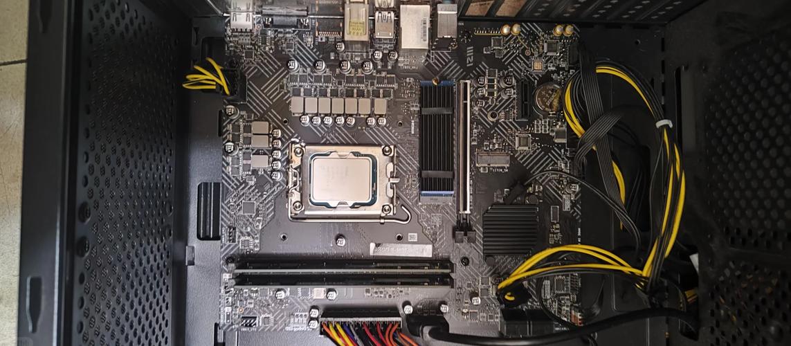 华硕h610mk主板可以装几个固态?