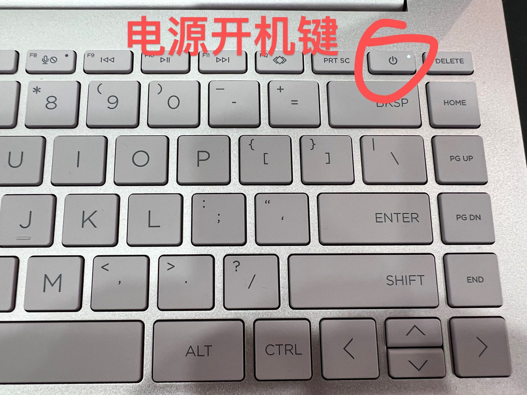 电源按钮在电脑的哪个位置