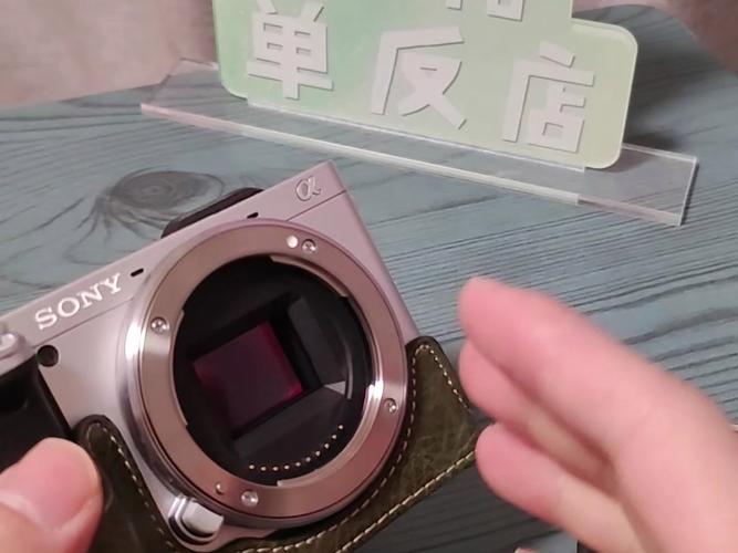 索尼微单如何更换镜头